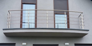 Balkon owalny przygotowany  pod deskę 
tarasową